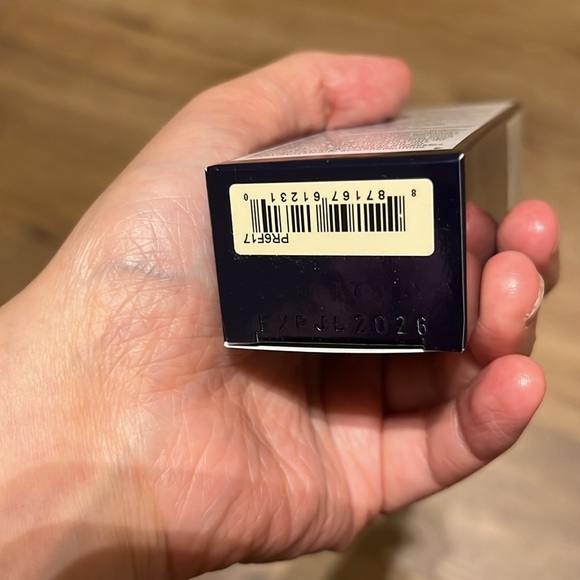 NWT Estée Lauder futurist foundation 1W1 with samples - Picture 5 of 5